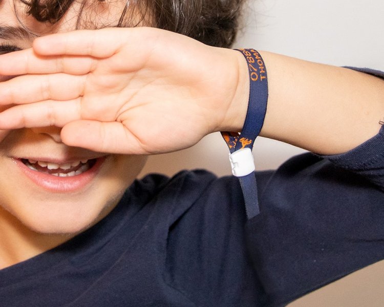 pulsera SOS con nombre y tel&eacute;fono