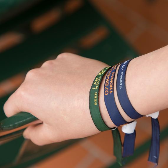 Pulsera SOS con cierre plástico